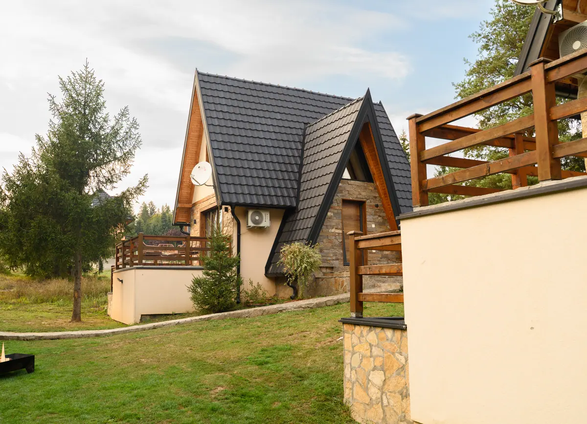 Kućica sa drvenom terasom i pogledom na dvorište